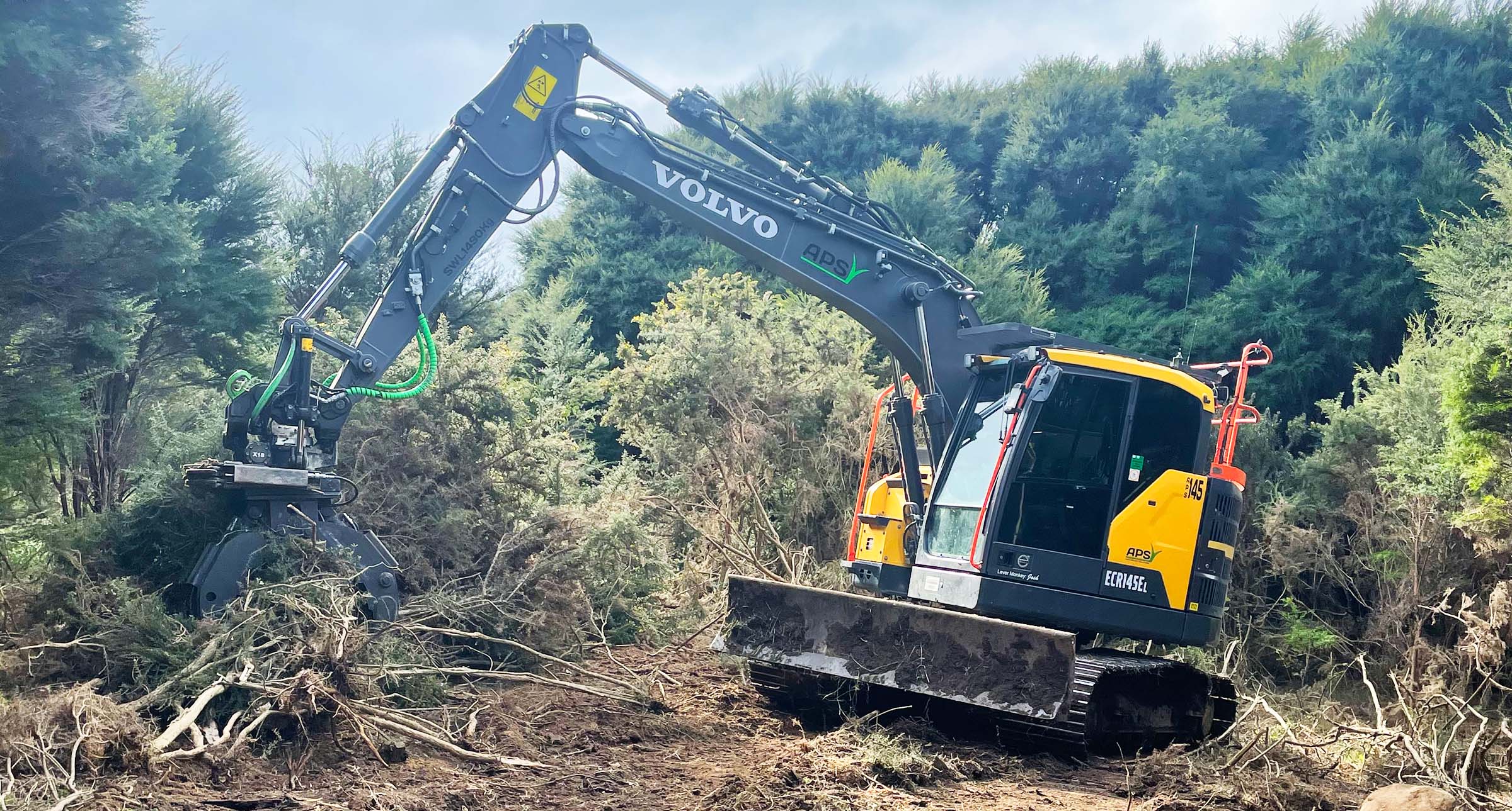 Steelwrist_tiltrotator_bush_clearing